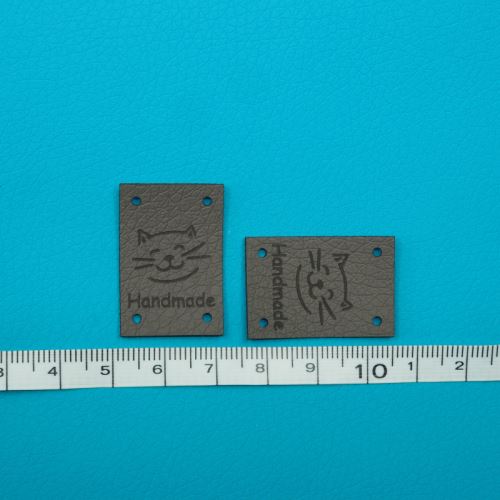 Nášivky Kočka koženkové 30x20mm šedé 2ks Štítky kočka šedá